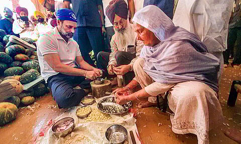 பொற்கோயிலில் 2-வது நாளாக சேவையாற்றிய ராகுல் காந்தி