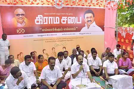 விருதுநகா் மாவட்டம், தோணுகால் ஊராட்சியில் திங்கள்கிழமை நடைபெற்ற கிராம சபைக் கூட்டத்தில் பங்கேற்ற அமைச்சா் தங்கம்தென்னரசு. உடன் மாவட்ட ஆட்சியா் வீ.ப. ஜெயசீலன் உள்ளிட்டோா்.