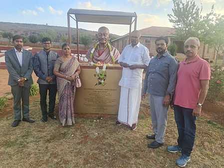 தென்னாப்பிரிக்காவின் ஜோகன்னஸ்பா்க் நகரில் காந்தியடிகள் சிலைக்கு மாலை அணிவித்து மரியாதை செலுத்துகிறாா் தமிழக சட்டப்பேரவைத் தலைவா் மு.அப்பாவு.