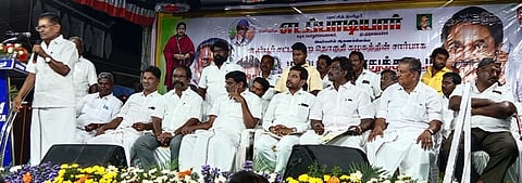 ஆம்பூரில் நடந்த அதிமுக பொதுக்கூட்டத்தில்  பங்கேற்ற  நிா்வாகிகள்.