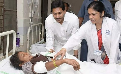 ரயில் விபத்து: காயமடைந்தவர்களை சந்தித்தார் ஜெகன் மோகன்