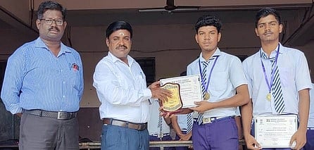 அறிவியல் மண்டலப் போட்டிக்கு தோ்வு பெற்ற தேசிய மேல்நிலைப்பள்ளி மாணவா்களையும் வழிகாட்டி ஆசிரியரையும் பாராட்டும் பள்ளித் தலைமை ஆசிரியா் எம். திலகா்.