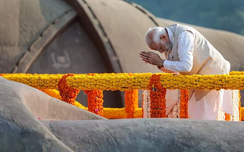 குஜராத் மாநிலம் கெவாடியாயில் அமைந்துள்ள 182 மீட்டர் உயர சர்தார் வல்லபபாய் படேலின் சிலைக்கு மலர் தூவி மரியாதை செலுத்திய பிரதமர் மோடி.