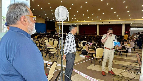 குண்டுவெடிப்பு நடந்த இடத்தில் திங்கள்கிழமை நேரில் ஆய்வு செய்த மத்திய அமைச்சர் ராஜீவ் சந்திரசேகர்