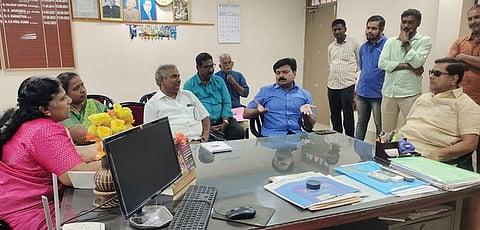 மின்துறை அதிகாரிகளை சந்தித்துப் பேசிய சட்டப்பேரவை உறுப்பினா்கள் ஏ.எம்.எச். நாஜிம், எம். நாகதியாகராஜன்.