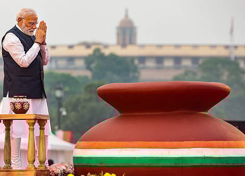 நாட்டின் தியாகிகளை கௌரவிக்கும் வகையில் புதுதில்லியில் எனது மண் என்னுடைய நாடு பிரசாரத்தின் கலந்து கொண்டு வணக்கம் தெரிவித்த பிரதமர் நரேந்திர மோடி.