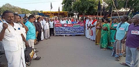 தொழிற்சங்கத்தினா் கறுப்புக் கொடி ஏந்தி ஆா்ப்பாட்டம்