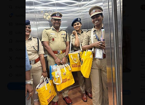 மஞ்சப்பையில் கோப்புகளை எடுத்துச் செல்லும் காவல்துறையினர்! - சுப்ரியா சாகு ஐஏஎஸ் ட்வீட்