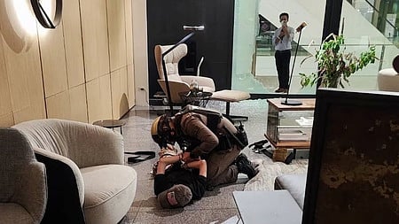 கைது செய்யப்படும் சிறுவன்.