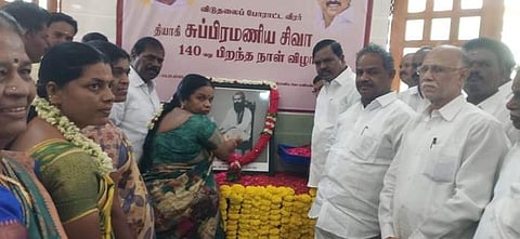 தியாகி சுப்ரமணிய சிவா நினைவு மண்டபத்தில் நடைபெற்ற 140 ஆவது பிறந்தநாள் விழாவில் விடுதலைப் போராட்ட வீரர் தியாகி சுப்பிரமணிய சிவாவின் படத்திற்கு மலர் தூவி மரியாதை செலுத்தும் கோட்டாட்சியர் கீதா ராணி.