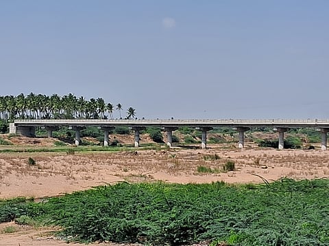 கரூா் மாவட்டம், கோயம்பள்ளியில் அமராவதி ஆற்றின் குறுக்கே கட்டப்பட்டு திறக்கப்படாத நிலையில் உள்ள பாலம்.