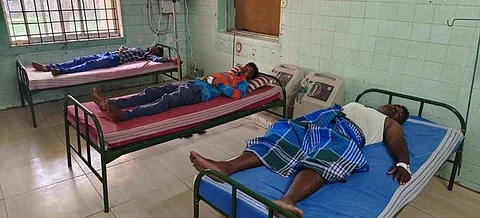 நாகப்பட்டினம் அரசு மருத்துவக் கல்லூரி மருத்துவமனையில் அனுமதிக்கப்பட்டுள்ள தமிழக மீனவர்கள்.