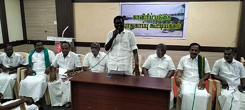 கூட்டத்தில் பேசிய ஏ.கே.எஸ். விஜயன்
