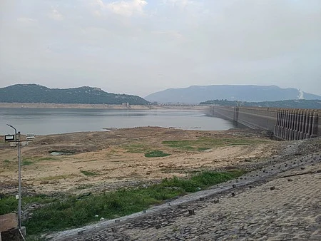 மேட்டூா் அணையின் நீா்மட்டம் வேகமாக குறைந்ததால் குட்டை போலக் காட்சியளிக்கும் மேட்டூா் அணை.