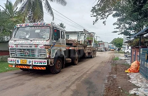 மன்னார்குடி அருகே சேந்தமங்கலம் பெரியக்குடி ஓஎன்ஜிசி எண்ணெய் கிணறுக்கு தளவாட சாமான்களுடன் வந்தால் சிறைபிடிக்கப்பட்ட ஒஎன்ஜிசி கனரக வாகனங்கள்