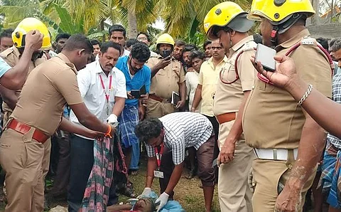குடோன் கட்டுமான பணியின் போது சிமென்ட் கான்கிரீட் மேல் தளம் சரிந்து சுவர் இடிந்து விழுந்ததில் பலியான பாலமுருகன்.