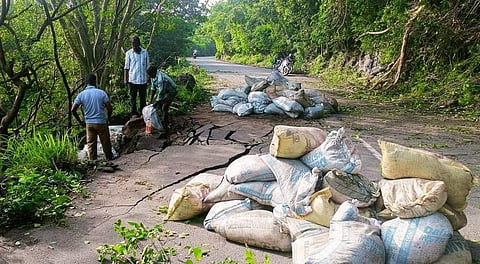கம்பம் மெட்டு மலைச்சாலையில் பாறை உருண்டு போக்குவரத்து பாதிப்பு