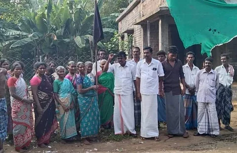 நீடாமங்கலம் ஒன்றியம் ஒளிமதியில் நடந்த கருப்புக்கொடி ஏற்றி ஆர்ப்பாட்டம்.