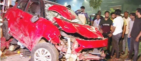 சென்னை அண்ணா நகரில் சாலை தடுப்புச் சுவரில் மோதி உருகுலைந்த கார்