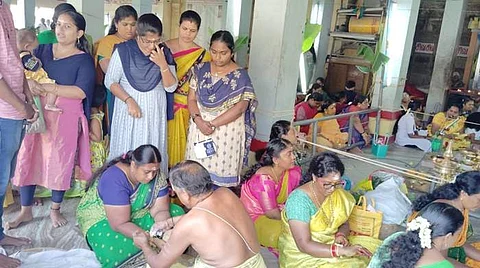 கம்பம் கம்பராயப்பெருமாள் கோயில் வளாகத்தில் உள்ள ஸ்ரீ வள்ளி தேவசேனா சமேத ஶ்ரீ சண்முகநாதர் கோயிலில் காப்பு கட்டிய பெண் பக்தர்கள்.