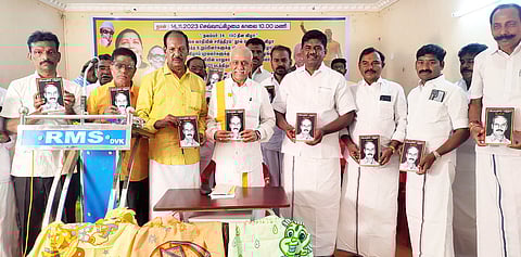 காரைக்குடி அருகேயுள்ள அமராவதிபுதூா்-சங்கரபதி தனியாா் திருமணமண்டபத்தில் செவ்வாய்க்கிழமை நடைபெற்ற வி.ஏ.ஓ தின விழாவில் ஓய்வுபெற்ற கிராம நிா்வாக அலுவலா்கள் சங்க நிறுவனா் ரா. போசு எழுதிய கிராம நிா்வாகத்தின