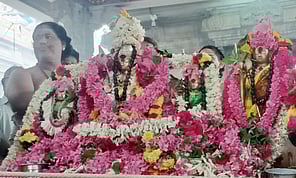 சென்னிமலை முருகன் கோயிலில் செவ்வாய்க்கிழமை நடைபெற்ற கந்த சஷ்டி தொடக்க விழாவில் வள்ளி தெய்வானையுடன் பக்தா்களுக்கு அருள்பாலித்த முருகப் பெருமான்.