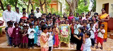கீழச்சிவல்பட்டி ஆா்.எம்.மெய்யப்பச் செட்டியாா் மெட்ரிக் பள்ளியில் செவ்வாய்க்கிழமை நடைபெற்ற குழந்தைகள் தினவிழாவில் நேருவின் படத்துக்கு மரியாதை செலுத்திய பள்ளிக் குழந்தைகள்.