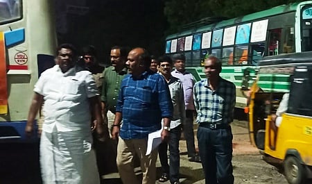 மதுரை எம்.ஜி.ஆா். பேருந்து நிலையத்தில் செவ்வாய்க்கிழமை அதிகாலையில் ஆய்வு மேற்கொண்ட அமைச்சா் சிவசங்கா்.