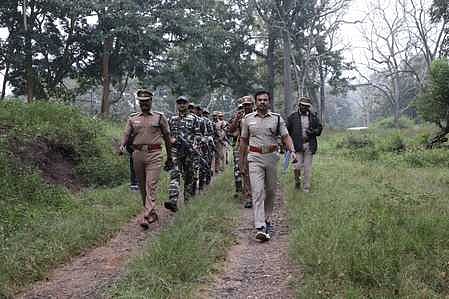 நீலகிரி மாவட்டம், முதுமலை புலிகள் காப்பக வனத்தின் வழியாக மூன்று மாநிலங்களின் வனப் பகுதிகள் சந்திக்கும் பகுதிக்குள் ரோந்து பணியில் ஈடுபட்ட நீலகிரி எஸ்.பி.சுந்தரவடிவேல் தலைமையிலான நக்ஸல் தடுப்புப் பிரிவ