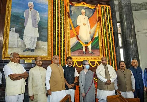 நாடாளுமன்றத்தில் நேருவின் திருவுருவப் படத்திற்கு தலைவர்கள் மரியாதை