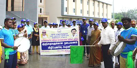 குழந்தைகள் தின விழிப்புணா்வு பேரணி:ஆட்சியா் தொடங்கி வைத்தாா்