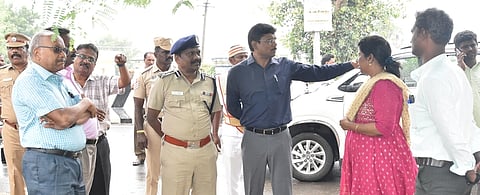 செங்கம் சாலையில் உள்ள தற்காலிகப் பேருந்து நிலையத்தில் ஆய்வு மேற்கொள்ளும் வேலூா் சரக காவல் துறை துணைத் தலைவா் எம்.எஸ்.முத்துசாமி, மாவட்ட ஆட்சியா் பா.முருகேஷ் உள்ளிட்டோா்.