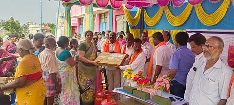 ஊத்தங்கரையை அடுத்த சிங்காரப்பேட்டையில் பாஜக சாா்பில் இலவச எரிவாயு உருளை வழங்கும் நிகழ்ச்சியில் கலந்து கொண்டவா்கள்.