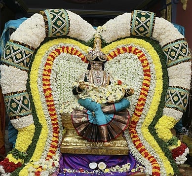 மாம்பட்டு ஸ்ரீமுத்துமாரியம்மன் கோயிலில் சிறப்பு அலங்காரம் செய்யப்பட்டிருந்த உற்சவா்.