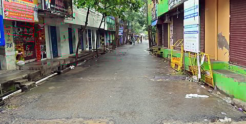 பாகூரில் இடிக்கப்பட்ட தீா்த்தவாரி மண்டபத்தை கட்ட வலியுறுத்தி அப்பகுதியில் செவ்வாய்க்கிழமை கடையடைத்து பந்த போராட்டத்தில் ஈடுபட்ட பொது மக்கள்.