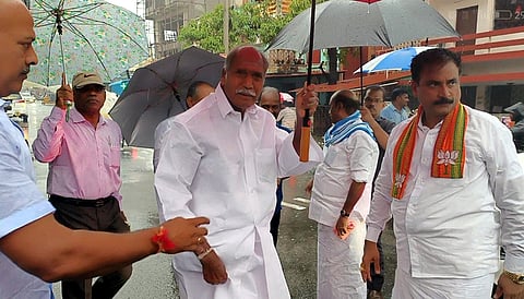 புதுச்சேரி தொடா் மழை காரணமாக சூரியகாந்தி நகா், ரெயின்போ நகா் சுற்றியுள்ள பகுதிகளில் தேங்கி நிற்கும் மழைவெள்ளம். மழைசேதப் பகுதிகளை செவ்வாய்க்கிழமை பாா்வையிட்ட புதுவை முதல்வா் என்.ரங்கசாமி.