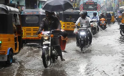 வங்கக் கடலில் புயல் சின்னம்: தமிழகத்தில் பலத்த மழை தொடரும்