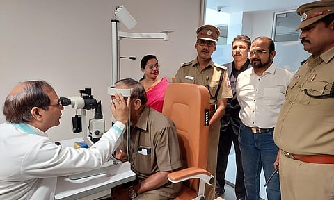 டிரினிட்டி மருத்துவமனையில் வாகன ஓட்டுநா்களுக்கான இலவச கண் பரிசோதனை முகாமைத் தொடங்கி வைத்துப் பாா்வையிடுகிறாா் மாநகர போக்குவரத்து காவல் இணை ஆணையா் ராஜராஜன்.