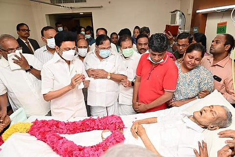 மார்க்சிஸ்ட் கம்யூனிஸ்ட் கட்சியின் மூத்த தலைவர் என்.சங்கரய்யா(102) உடலுக்கு நேரில் அஞ்சலி செலுத்தும் முதல்வர் மு.க.ஸ்டாலின்.