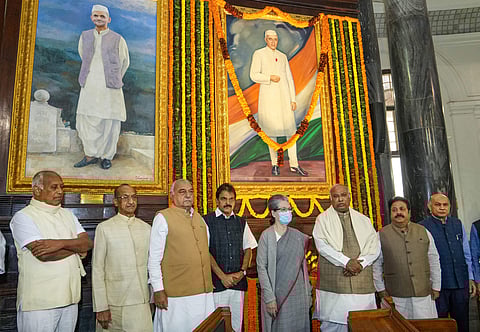 நேரு பிறந்த தினம்: பிரதமா், காங்கிரஸ் தலைவா்கள் மரியாதை