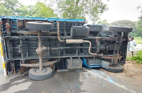 காங்கயம் அருகே, சாலை வேகத்தடை மீது விபத்துக்குள்ளான வேன்.