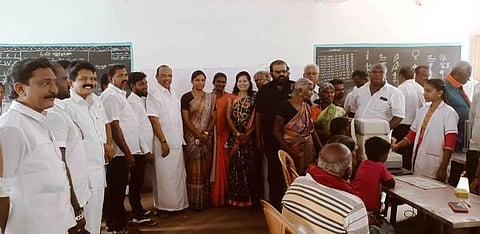 மருத்துவ முகாமில் பங்கேற்றோா்.