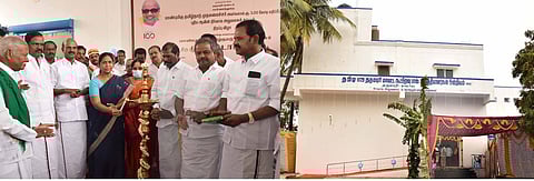 தருமபுரியில் காணொலி மூலம் திறக்கப்பட்ட பால் உற்பத்தியாளா்கள் கூட்டுறவு ஒன்றிய அலுவலகத்தில் குத்துவிளக்கேற்றி பாா்வையிடுகிறாா் ஆட்சியா் கி.சாந்தி.