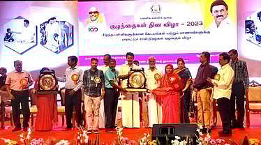 சென்னையில் செவ்வாய்க்கிழமை நடைபெற்ற விழாவில் சிறந்த பள்ளிக்கான விருதை கருப்புக்குடிப்பட்டி ஊராட்சி ஒன்றிய தொடக்கப் பள்ளிக்கு வழங்கிய அமைச்சா் அன்பில் மகேஸ் பொய்யாமொழி.