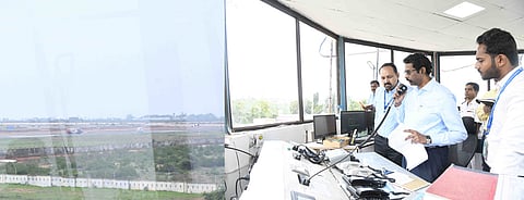 தூத்துக்குடி விமான நிலையத்தில் நடைபெற்ற விமான கடத்தல் தடுப்பு ஒத்திகை நிகழ்வில் ஆட்சியா் கோ.லட்சுமிபதி உள்ளிட்டோா்.