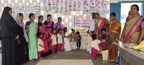 குழந்தைகளுக்கு பரிசு வழங்கிய உடன்குடி பேரூராட்சி உறுப்பினா் மும்தாஜ் பேகம்.