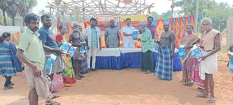 பரிசுகளை வழங்குகிறாா் உடன்குடி ஊராட்சி ஒன்றியக்குழு தலைவா் டி.பி.பாலசிங்.