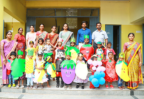 விழாவில் பரிசு பெற்ற குழந்தைகளுடன் பள்ளி நிா்வாகிகள், ஆசிரியா்கள்.