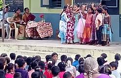 இலுப்பூா் ஆா்.சி பள்ளியில் நடைபெற்ற குழந்தைகள் தின விழாவில் பங்கேற்று திறமைகளை வெளிப்படுத்திய மாணவ, மாணவிகள்.