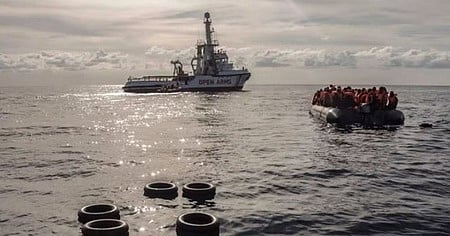 யேமன் அகதிகள் படகு கவிழ்ந்து 49 போ் மாயம்